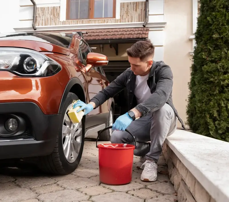 Lavage auto à domicile Saint-Clément-Rancoudray : professionnel intervenant sur un véhicule
